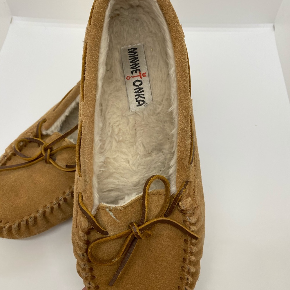 🌸2/$15 - Minnetonka slip-ons